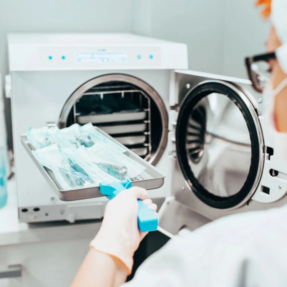 Proceso de esterilización en odontología con equipos profesionales
